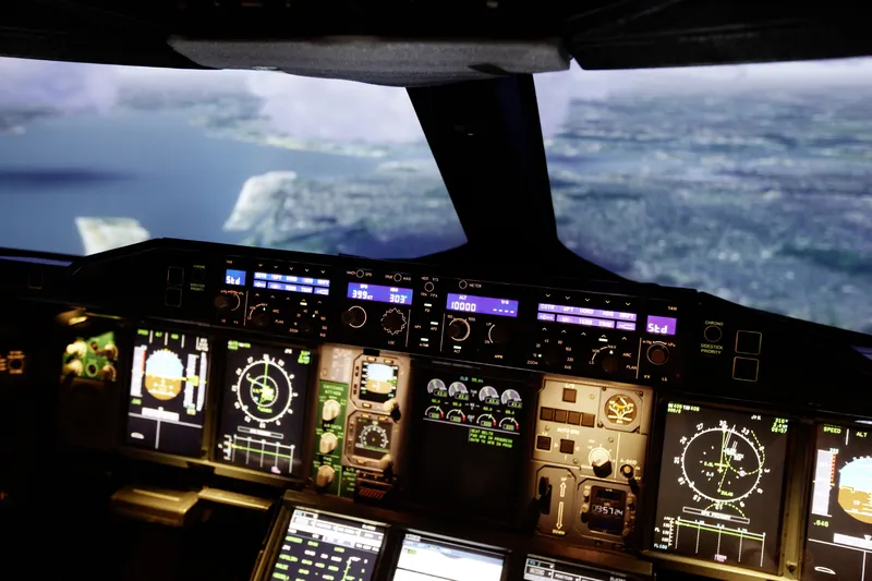 Flugsimulatorcockpit von Innen während des Fliegens