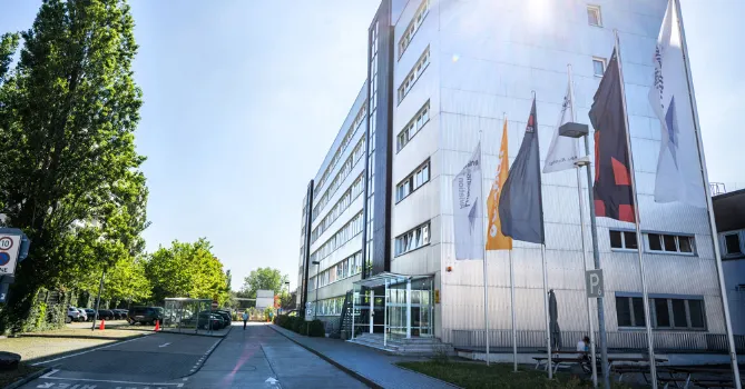 LATC Berlin außen Bild des Lufthansa Flugsimulator-Zentrums Berlin