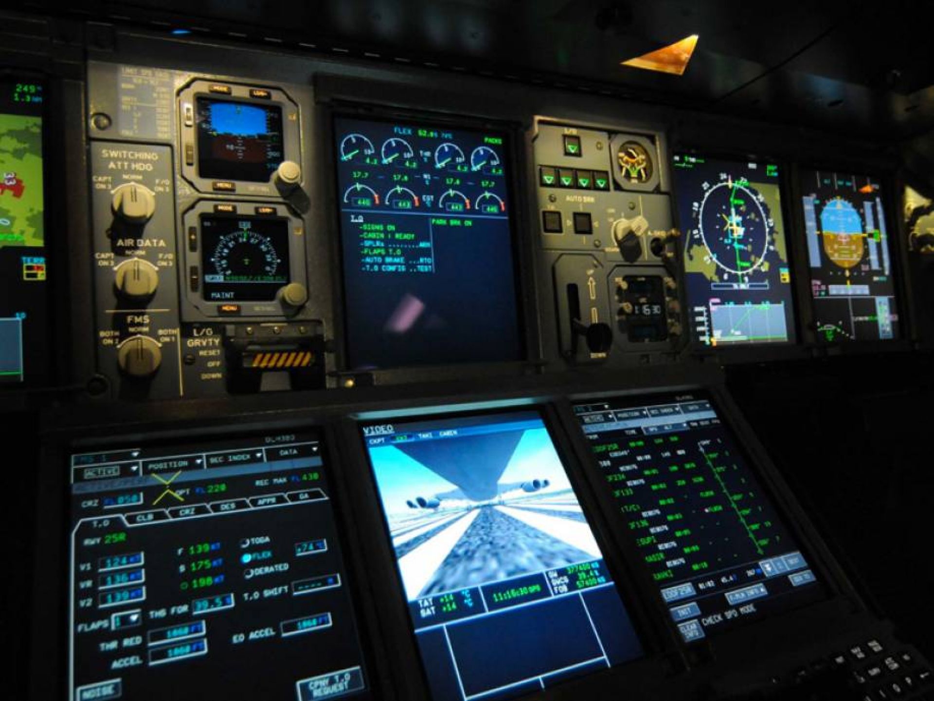 Instumente des Airbus A380 im Cockpit