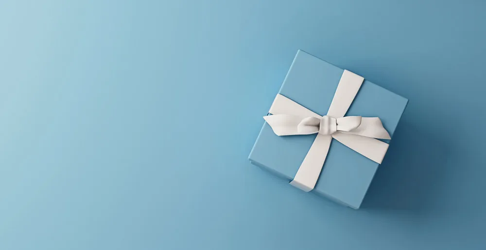 Geschenkbox auf blauen Tisch