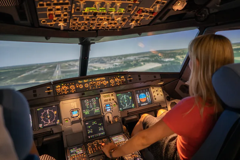 Kundin fliegt Flugsimulator bei Lufthansa