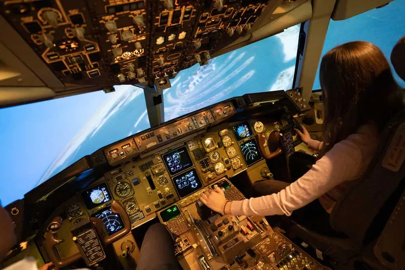 Kundin fliegt im Lufthansa Flugsimulator eine Kurve über Dubai