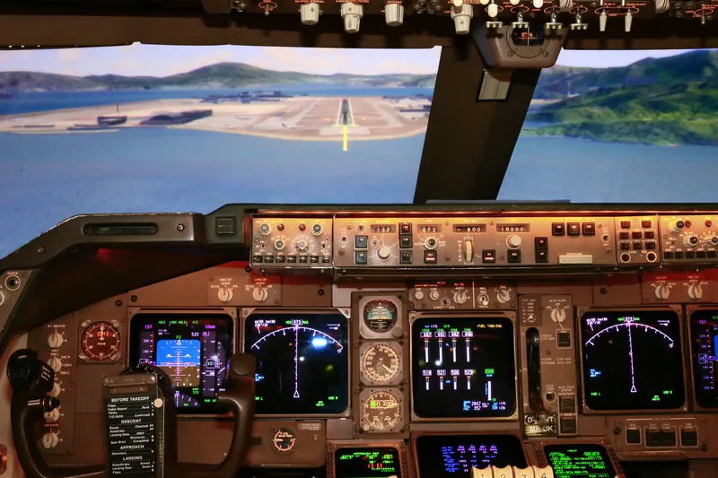 Flughafen Anflug vom Flugsimulator Cockpit aus gesehen