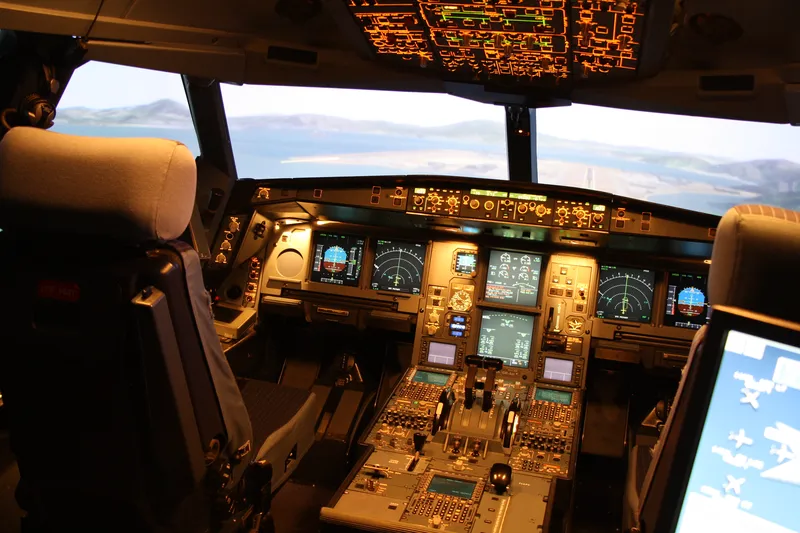 Cockpit vom Lufthansa Flugsimulator von Innen