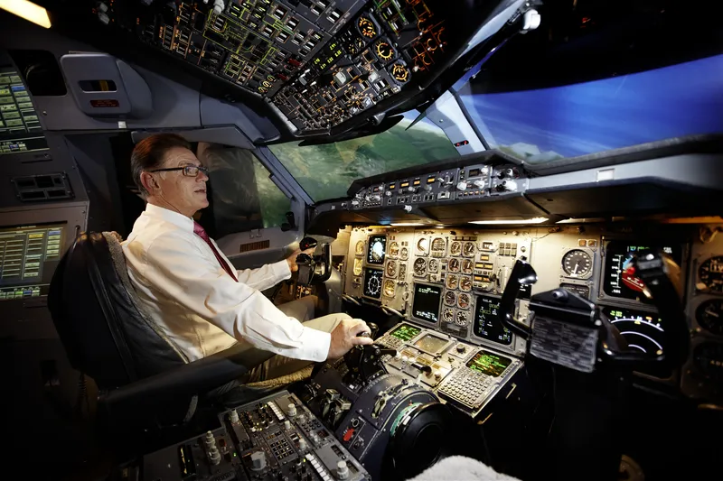 ProFlight Flugsimulator Cockpit von Innen Kunde fliegt den Flugsimulator von Lufthansa in einer steilen Kurve