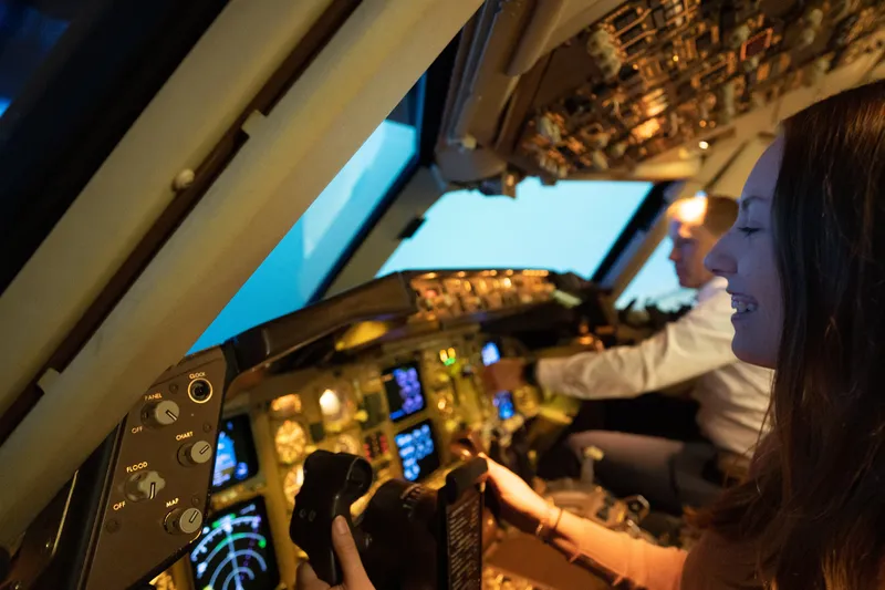 Kundin hebt ab im Lufthansa Flugsimulator