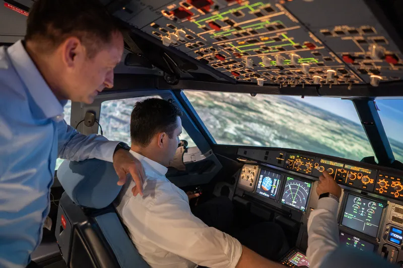 ProFlight Flugsimulator Kunde fliegt Airbus A320 Flugsimulator bei Lufthansa