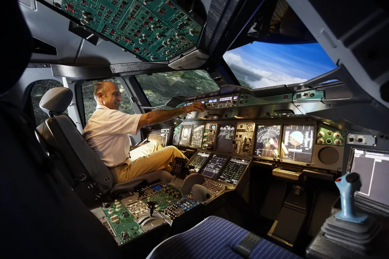 ProFlight Instruktor Kunden fliegen im Lufthansa Flugsimulator eine Kurve (Premiumliner)