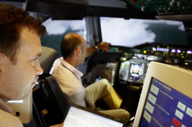 ProFlight Flugsimulator Cockpit fliegen Kunde und Instruktor fliegen zusammen im Flugsimulator von Lufthansa