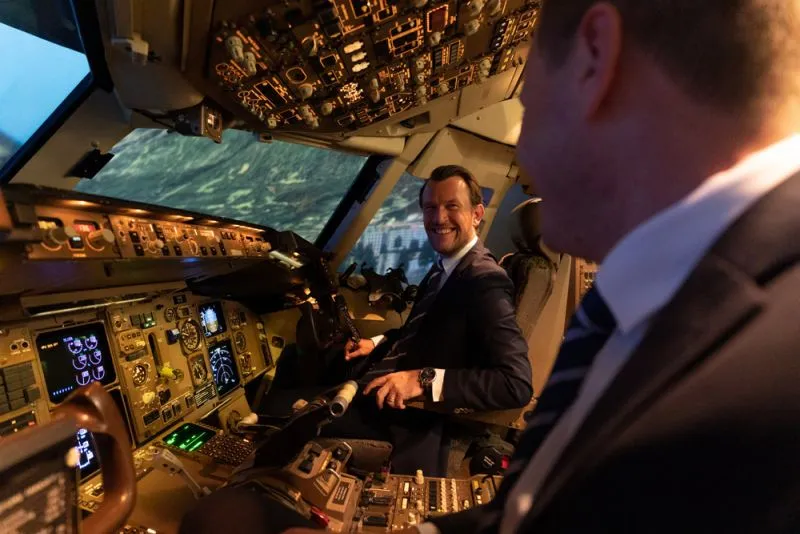 ProFlight Kunde Kunde im Flugsimulator fliegt Kurve