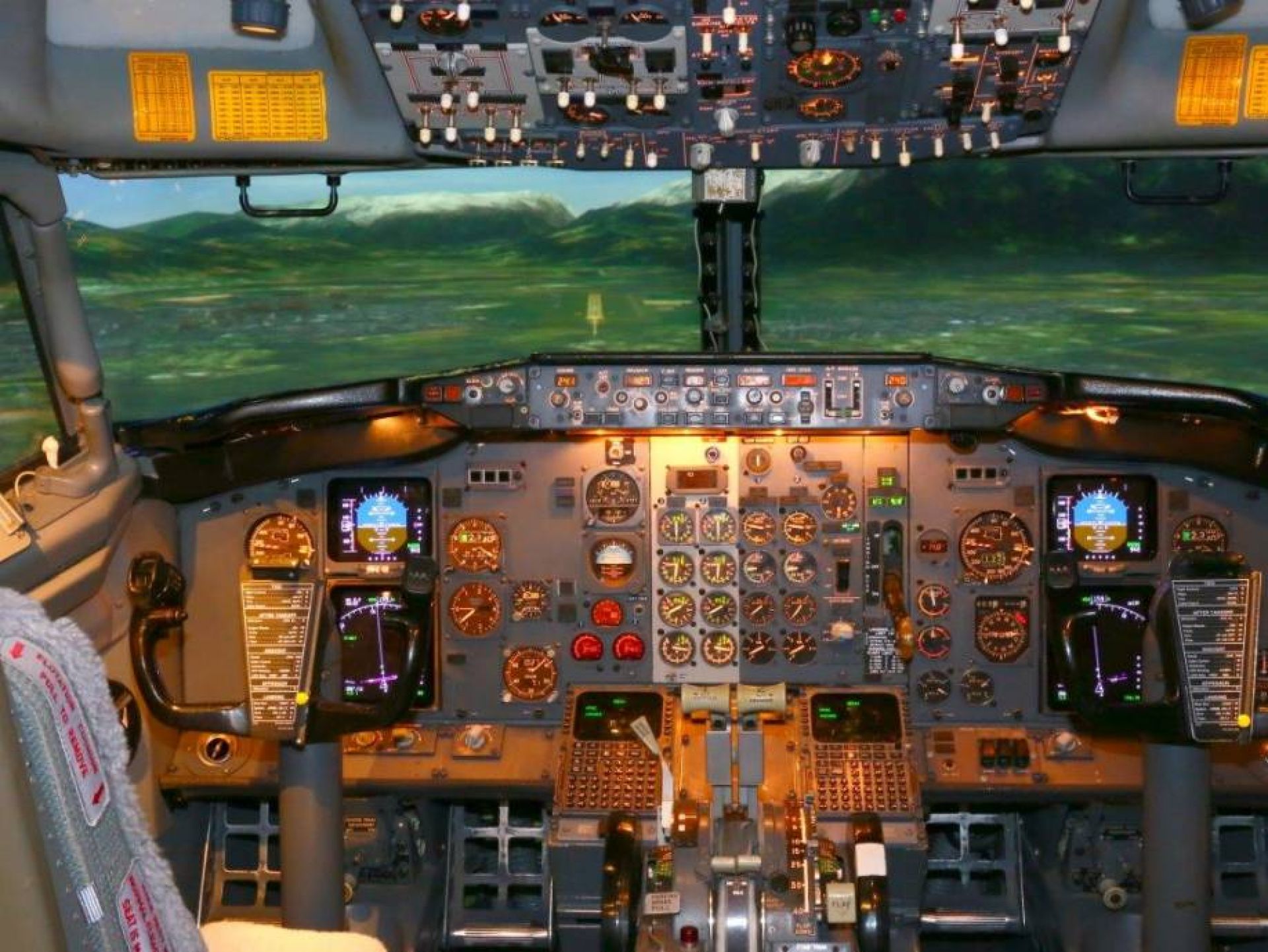 Boeing 737 cockpit flight simulator A classic: The Boeing 737 Classic as a full flight simulator
